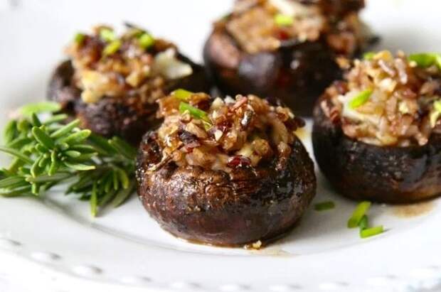 Шампиньоны, фаршированные гречкой и моцареллой.