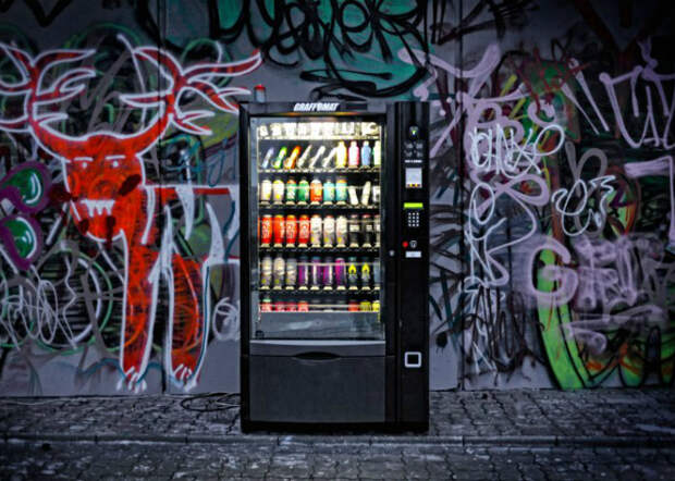 Известный чешский художник, создал торговый автомат под названием – Graffomat. Специально для того, чтобы его коллеги могли творить в любое время суток. Этот аппарат предлагает всем желающим разнообразные баллончики с краской, которые необходимы для созданий граффити.