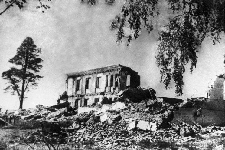 ID: 10632311 Описание: Карельская АССР. Петрозаводск. Разрушенное во время бомбардировок здание Публичной библиотеки, 1944 год. Фотохроника ТАСС