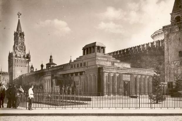 Spasskaya_mausoleum_1925