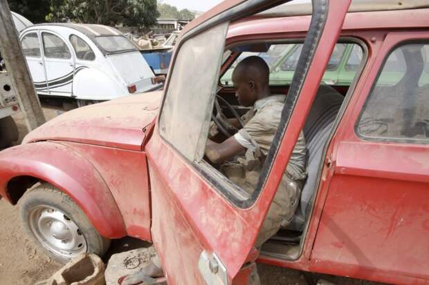 Пацанам африканской автомастерской под открытым небом приходится делать машины из металлолома