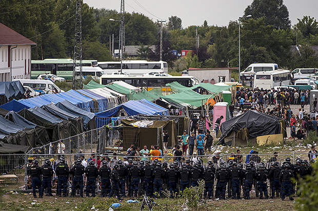 Лагерь беженцев в Венгрии плотно окружен охраной