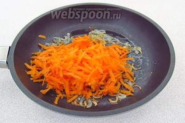 К луку добавить морковь.
