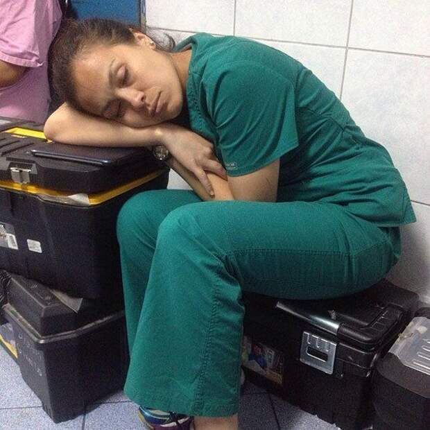 Если врач не спит на работе, значит он плохо работает