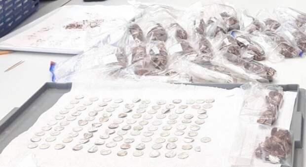 Семейная пара кладоискателей нашла огромный клад серебряных монет 