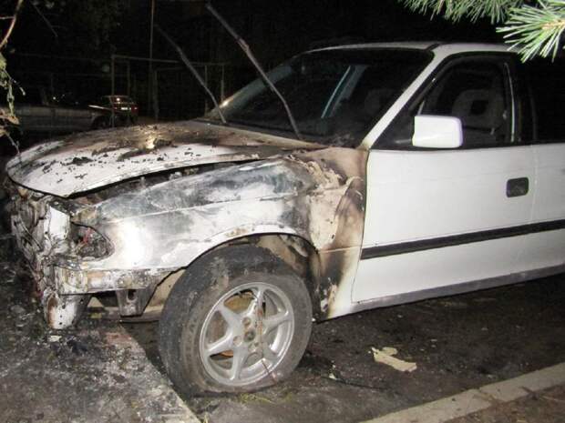 Рыбинец из ревности пожег машину бывшего мужа своей любимой женщины