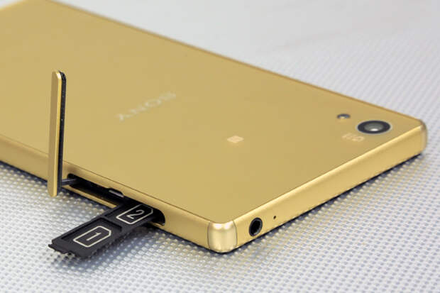 Sony Xperia Z5 с открытой заглушкой для слотов