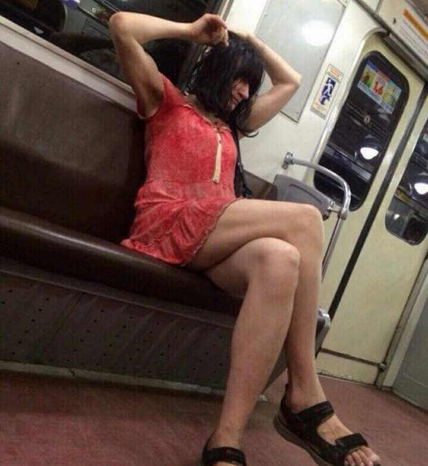 переодетый в женщину мужчина