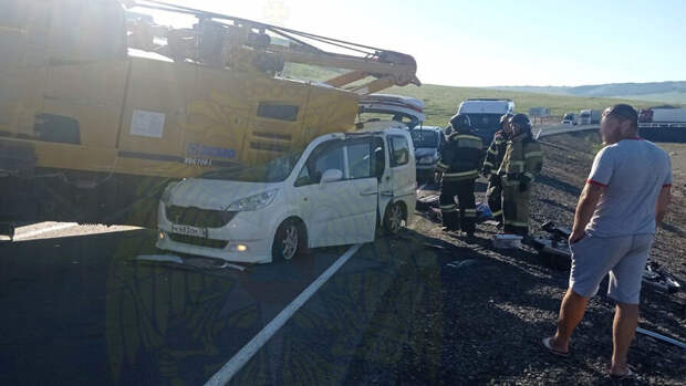 В Забайкалье автокран упал на легковой автомобиль, из-за чего два человека погибли