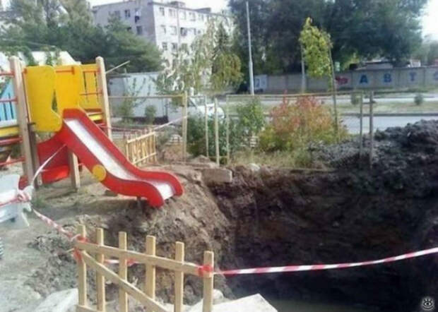 Экстремальная горка в обычном дворе, где-то в России. Экстремальная горка в обычном дворе, где-то в России.
