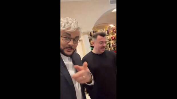 Филипп Киркоров похвастался пасхальным куличом: 7 часов работы кондитеров, хрустальная карамель и золотое напыление.