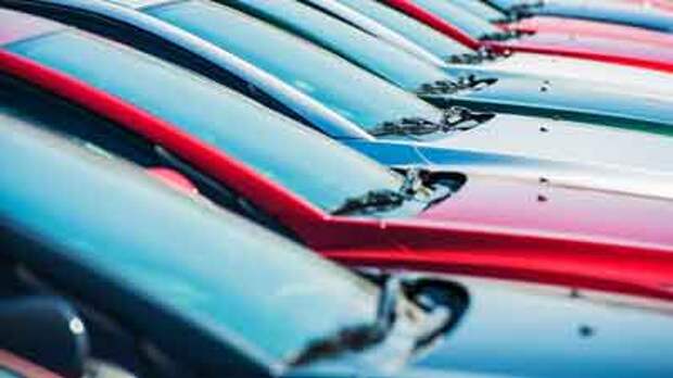 Продажи легковых машин в России упали на почти на 38%