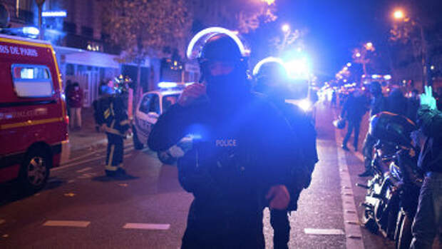 Полиция у театра Батаклан в 11-м округе Парижа, где неизвестные задерживают заложников.