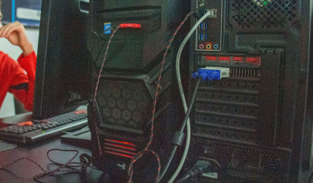 кража электроэнергии. воровство электроэнергии розетка моседа. наброс на провода электричество. украсть ток. штраф за счетчик электроэнергии.