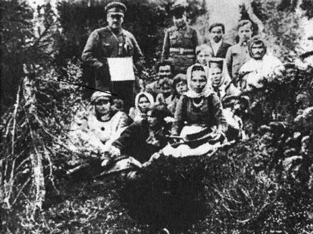 А. Барченко и члены его экспедиции с местными жителями Кольского полуострова