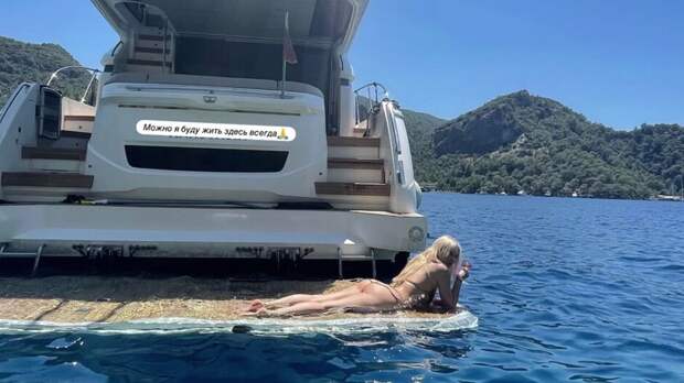 Актриса Наталья Рудова выложила фото в крошечном бикини на яхте