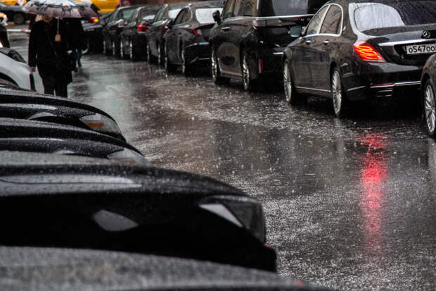 Запад Москвы парализовало из-за сильного ливня, который затопил автодороги