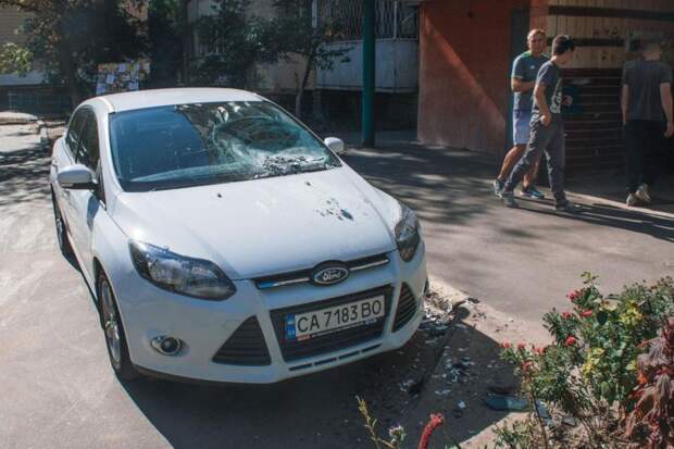 Киевлянин сбросил телевизор на припаркованную машину из-за ревности