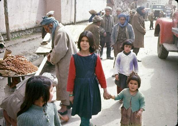 Две сестры в окружении уличных торговцев афганистан, жизнь, кабул, мир, прошлое, фотография, фотомир