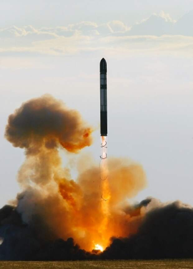 Запуск ракеты РС-20 ("Воевода").