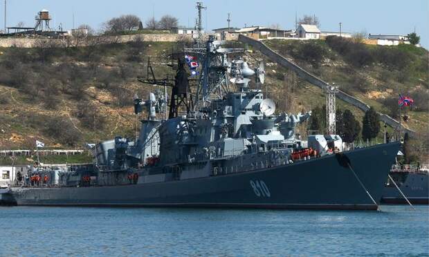 Большой противолодочный корабль "Сметливый" в бухте Севастополя. Фото: Валерий Шарифулин/ ТАСС 