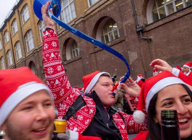 Santacon London 2018: грандиозная попойка Санта-Клаусов в Лондоне