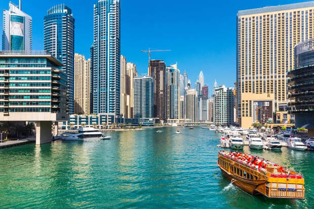 SHOT: Русских туристов штрафуют на сотни тысяч из-за отказа от туров в ОАЭ