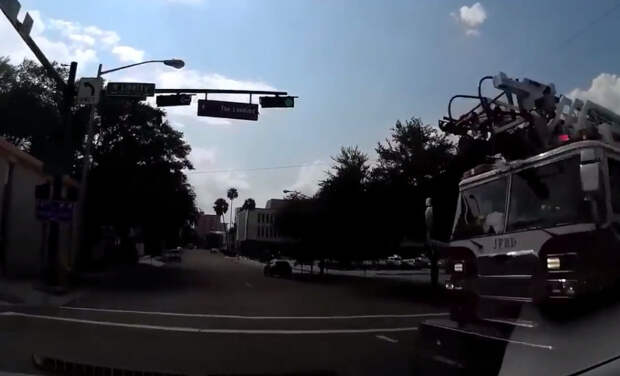 Driver Bro Is .0004 Seconds Away From Getting #REKT By An Oncoming Fire Truck At Intersection
