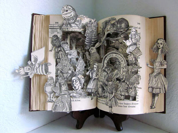 Потрясающие скульптуры из старых книг