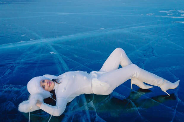 Телеведущая Оксана Федорова снялась в обтягивающем костюме на Байкале