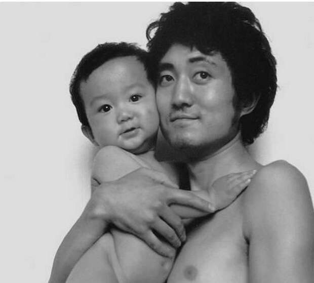отец и сын фотографировались 30 лет вместе 