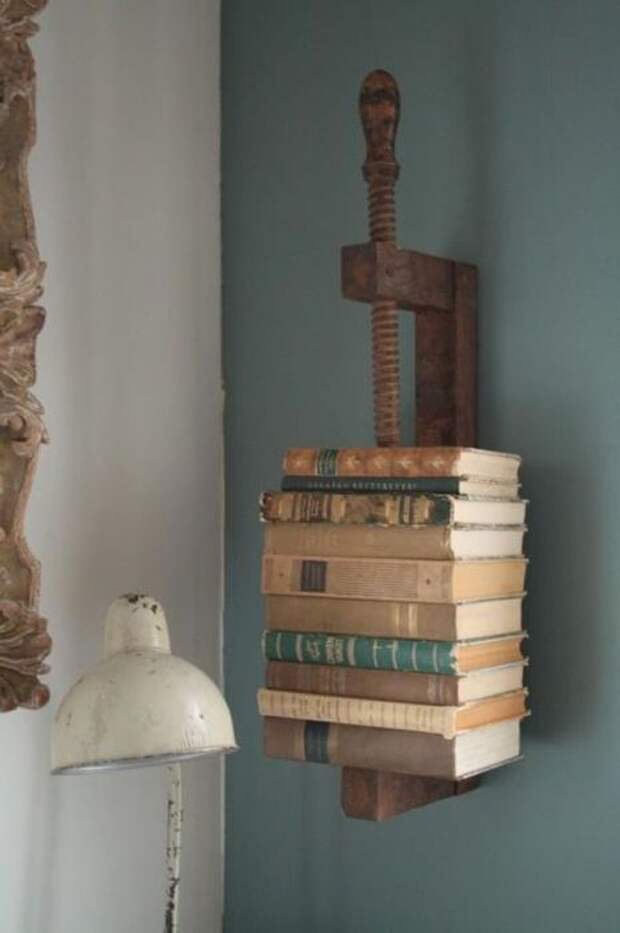 Старые книги - один из самых основных элементов декора интерьера в стиле стимпанк.