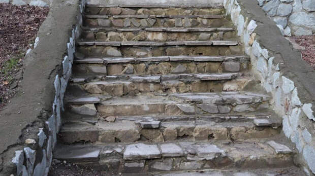 Ремонт в алупкинском парке не продержался и два года