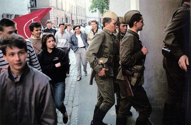 1990 Солдаты Советской Армии на улицах Риги после демонстрации 4 мая в ознаменование годовщины Декларации независимости Латвии.jpg
