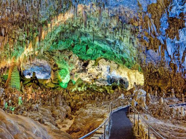 carlsbad-caverns-is-a-giant-network-of-underground-limestone-caves-in-new-mexico