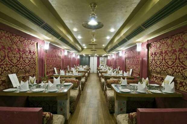 В любом из двух ресторанов можно заказать блюда не только раджастанской и индийской, но и европейской и китайской кухонь, а в вагоне-спа — сделать процедуры для лица, волос и тела. С сентября по март поезд совершает 8-дневное путешествие, которое начинается и заканчивается в Дели, а с апреля по июль можно отправиться в трехдневную поездку по «золотому треугольнику» Дели-Джайпур-Агра.