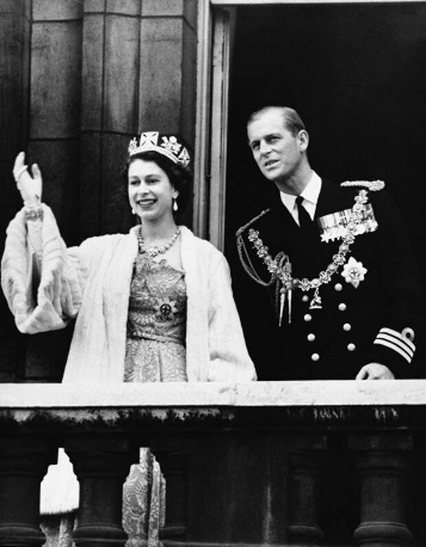 Елизавета II, занявшая престол в феврале 1952 года, впервые выступила на открытии сессии парламента в том же году 4 ноября, еще до коронации. На фото: Елизавета II и герцог Единбургский Филипп во время открытия сессии парламента, 1952 год 