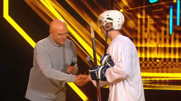 Хоккеисту удалось обвести Сергея Мазаева вокруг пальца в шоу 