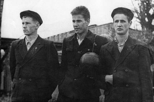 Борис Ельцин (в центре) с друзьями, 1950 год. / Фото: www.perm.kp.ru Борис Ельцин (в центре) с друзьями, 1950 год. / Фото: www.perm.kp.ru
