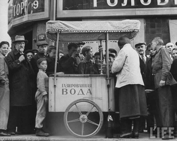 Продажа газировки на Кузнецком мосту. 1941, москва, прогулка