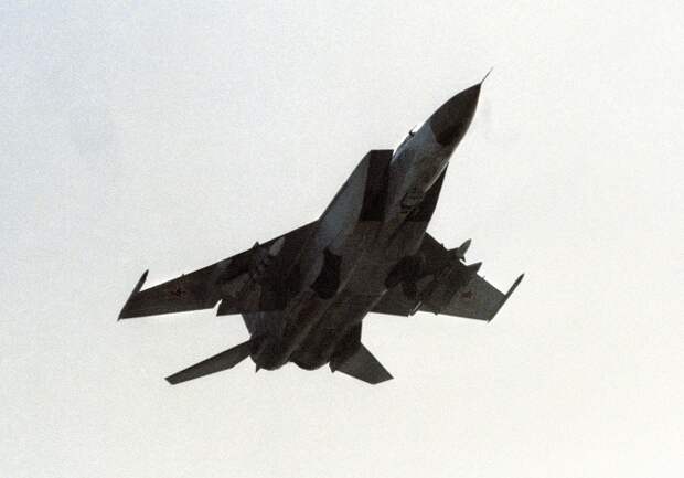 МиГ-25 (по кодификации NATO: Foxbat) - советский сверхзвуковой высотный двухдвигательный истребитель-перехватчик третьего поколения. 21 августа 1977 летчик-испытатель А. Федотов установил на этой машине абсолютный мировой рекорд высоты полета 37650 метров. Всего на самолете установлены 29 мировых рекордов. С 1969 по 1985 год было произведено 1190 МиГ-25. Максимальная скорость - 3000 км/ч, практическая дальность - до 1730 км, практический потолок - 20700 метров. Может нести на борту ракеты класса "воздух-воздух" и до восьми фугасных авиабомб