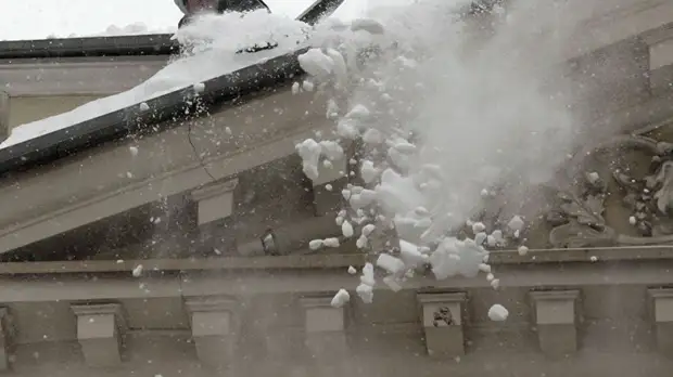 В Свердловской области оштрафовали управляющую компанию за падение снега на трёхлетнего ребёнка