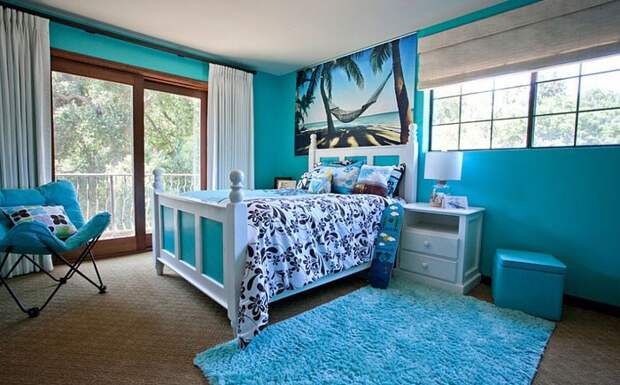Потрясающие интерьеры детских комнат: Детская спальня в синих тонах от Genoveve Serge Interior Design    Баланса можно достичь благодаря декору, который явно