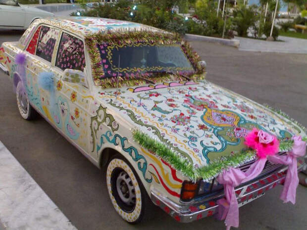 Улыбнитесь: смешные фото как молодожены оформляют свадебные авто