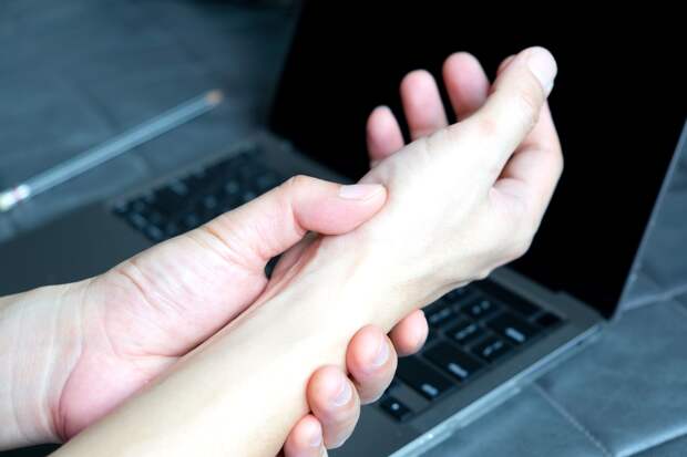 Врач подсказал способ самопроверки на артрит за минуту