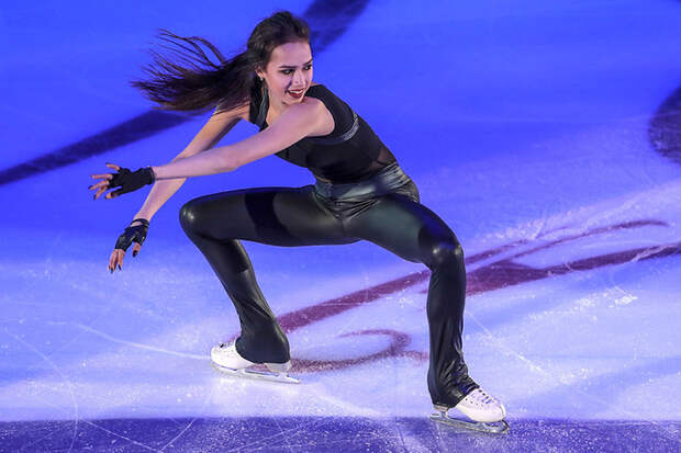 video-zagitova-v-obraze-lary-kroft-na-pokazatelnyh-vystuplenijah-v-moskve_15425602291923769541 (700x467, 355Kb)