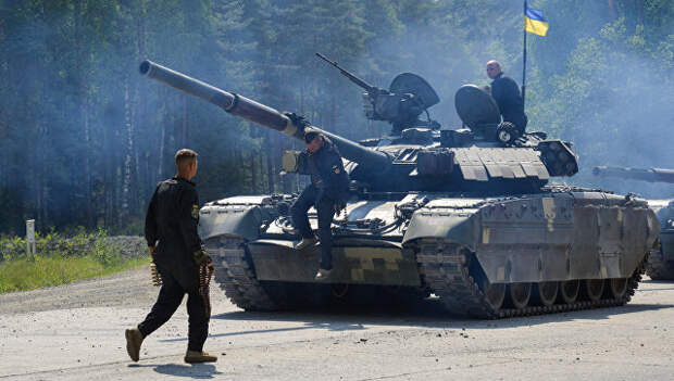 Украинские военные из 14-й волынской механизированной бригады ВСУ на танке Т-84 во время соревнований Strong Europe Tank Challenge в городе Графенвер, Германия. 6 июня 2018