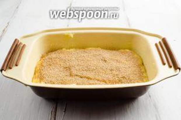 Посыпать поверхность коричным сахаром.