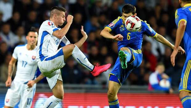 Вторник. Жилина. Словакия – Украина - 0:0. Борьба словака Роберта МАКА и украинца Тараса СТЕПАНЕНКО. Фото AFP