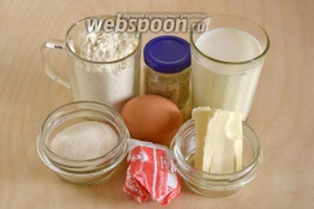 Подготовьте необходимые ингредиенты для теста: пшеничную муку высшего сорта, сахар, дрожжи, яйцо, сливочное масло, молоко, ванильный сахар и соль.